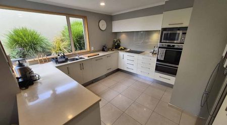 Stunning Views, Entertainer’s Delight! - Photo 3