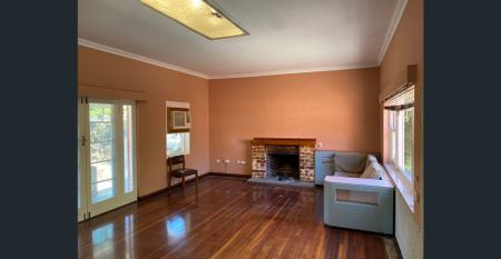 Character Home in Prestigious Dalkeith Location - Photo 4