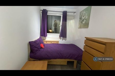 1 bedroom in a flat share to rent - Photo 3