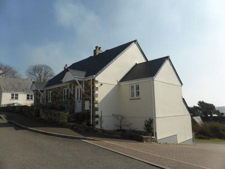 4 bedroom semi-detached house to rent - Photo 2