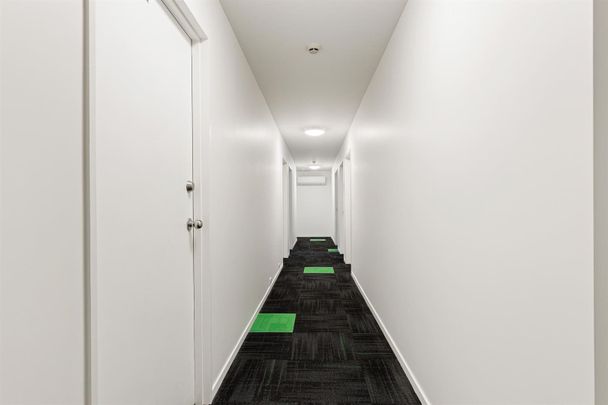 Room for rent in popular boarding house! - Photo 1