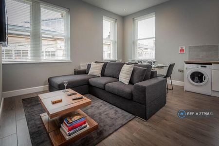 2 bedroom flat to rent - Photo 2