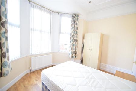 3 bedroom flat to rent - Photo 3
