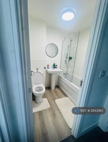 1 bedroom in a house share to rent - Photo 4