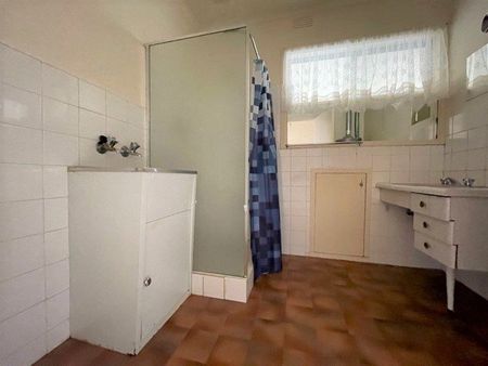 PRIME LOCATION – 2 BEDROOM UNIT IN MCKINNON SECONDARY ZONE! - Photo 5