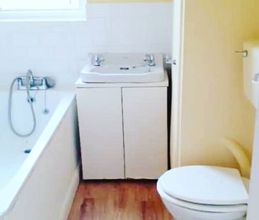 Room in a Shared Flat, Stapleford Close, SW19 - Photo 3