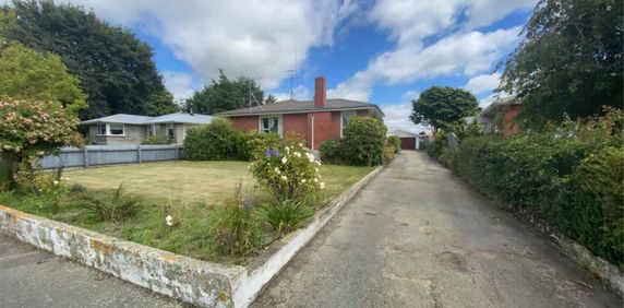 Three Bedroom Brick Home - Photo 2