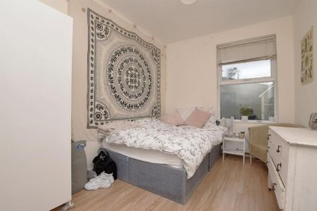 4 bedroom flat to rent - Photo 5