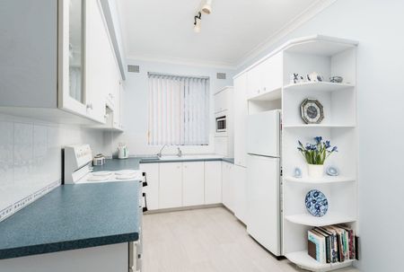 Space & Light In A Large-Sized Apartment - Photo 2