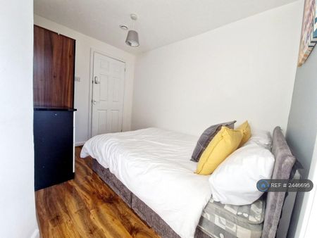 4 bedroom flat to rent - Photo 3