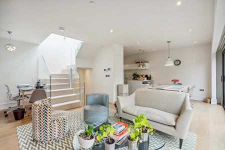 3 bedroom house in South Kensington - Photo 3