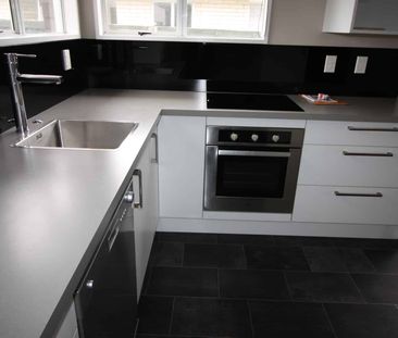 Tidy Three Bedroom Home - Photo 3