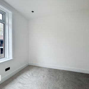 High Street - Photo 2