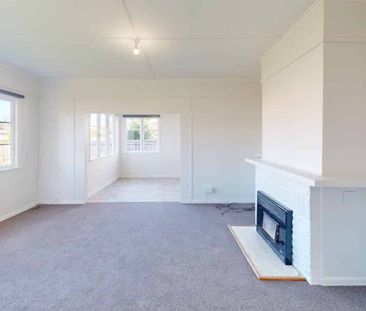Spacious Living Space for Rent! - Photo 2