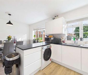 Woburn Avenue, Farnborough, Hampshire, GU14 - Photo 6