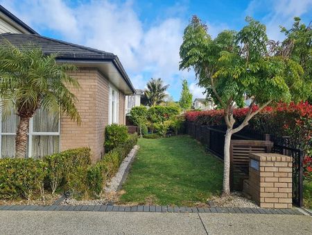 Spacious 5BR Family Home in Flat Bush - Photo 4