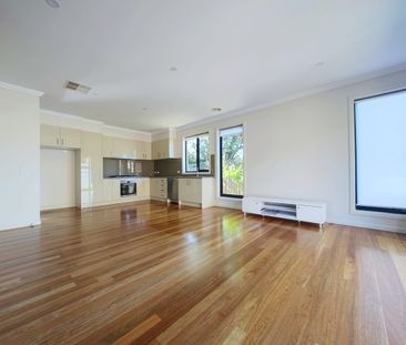 Contemporary & spacious 3 bedroom+Study townhouse - Photo 1