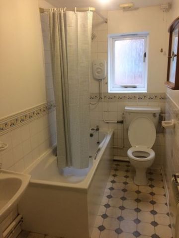2 bed Semi-Detached - To Let - Photo 5