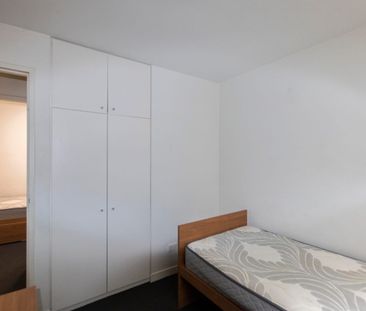 Modern & Stylish Fully Furnished 2 bedroom Studio Apartment. - Photo 2