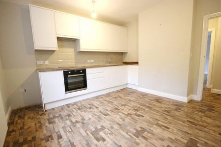 2 bedroom end of terrace house to rent - Photo 4