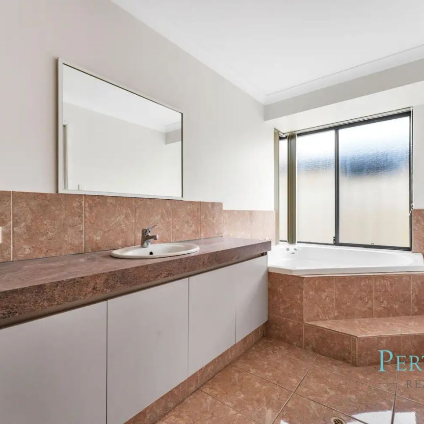 “Impressive Large Family Home with Space, Style & Comfort” - Photo 1