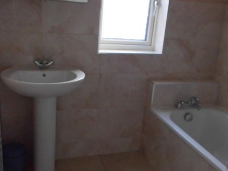 3 bedroom semi-detached house to rent - Photo 4