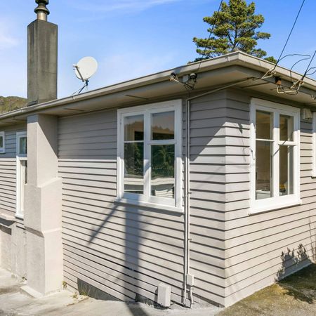 Stokes Valley 4 Bedrooms - Photo 4