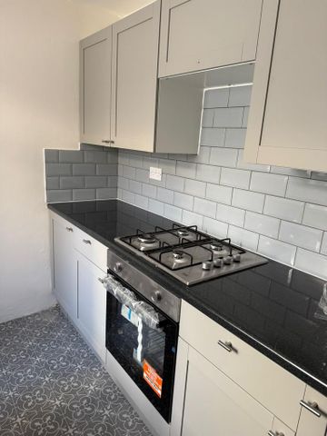 4 bedroom flat share to rent - Photo 3