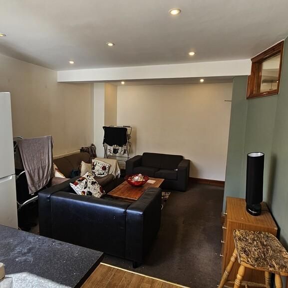 6 bedroom terraced house to rent - Photo 1