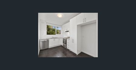 Bright, spacious and perfectly located - Photo 2