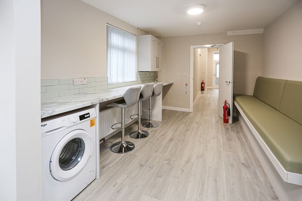 Room 6, 22 Ballygomartin Road, Belfast, BT13 3LD - Photo 1