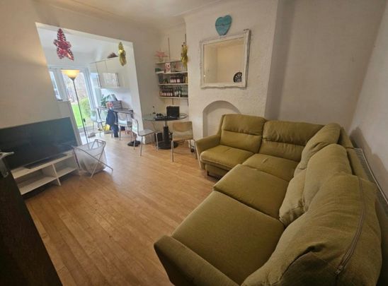 6 Bed - 3 Becketts Park Drive, Headingley, Leeds - LS6 3PD - Student - Photo 1