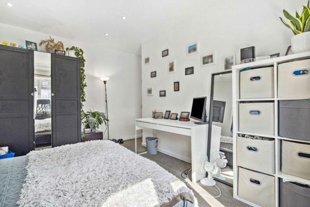 Bloemfontein Road, Shepherds Bush, W12 - Photo 1