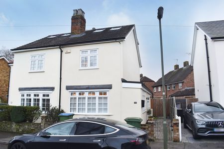 Thistlecroft Road, WALTON-ON-THAMES, KT12 - Photo 2