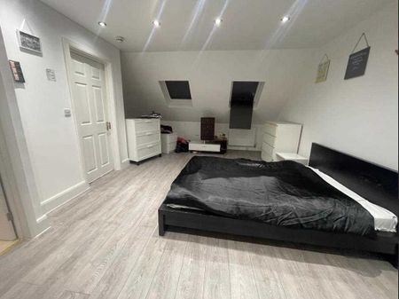 1 bedroom in a house share to rent - Photo 3