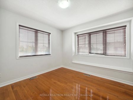 Property For Lease | N9233323 - Photo 5