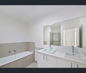 Near New Townhouse In Central Buderim - Photo 4