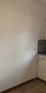 Spacious 2 bdrms walk up lower unit for rent near Stampede! - Photo 3