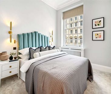 Newly presented three bedroom flat in the heart of Belgravia. - Photo 1