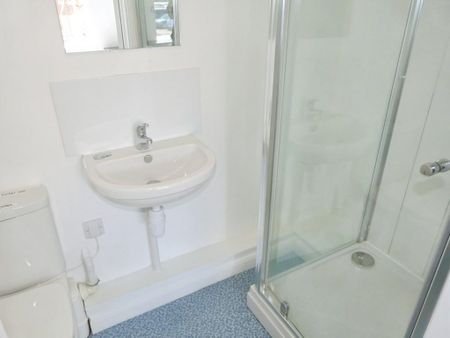 1 bedroom in a flat share to rent - Photo 4
