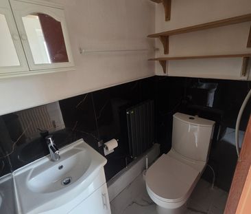 5 Bed Semi-Detached House, Surrey Grove, SM1 - Photo 2