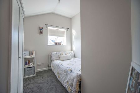 Remodelled and furnished to the highest standard - Photo 5