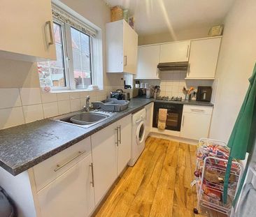 4 bedroom semi-detached house to rent - Photo 3