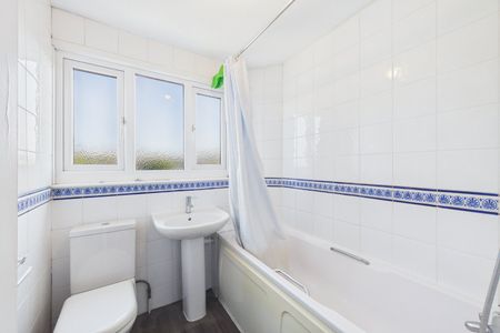 3 bedroom House in Kingsway, Camberley - Photo 4