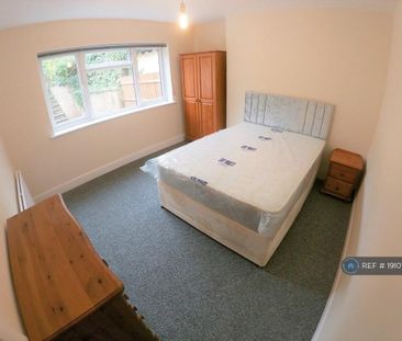 4 bedroom semi-detached house to rent - Photo 3