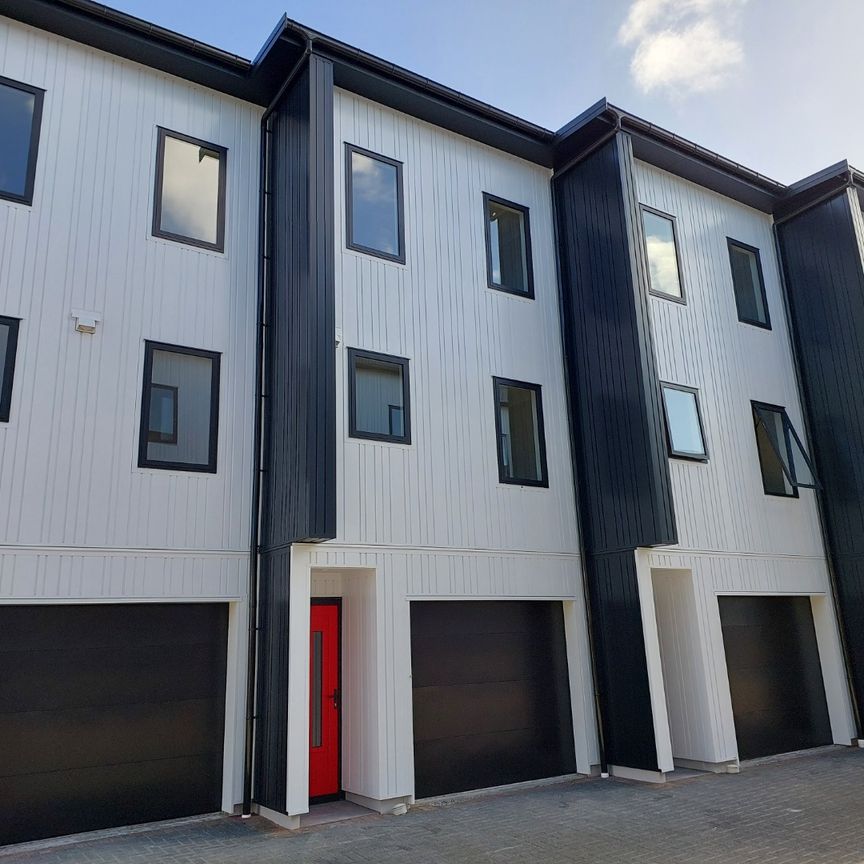 Modern Birkenhead Townhouse - Photo 1