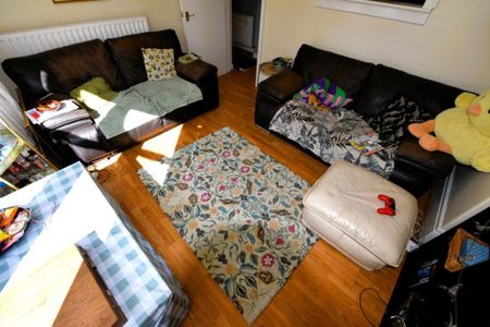 4 bedroom Flat in Otley Road, Leeds - Photo 2