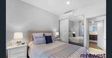 CRAZY IN LOVE WITH COOGEE - Photo 3