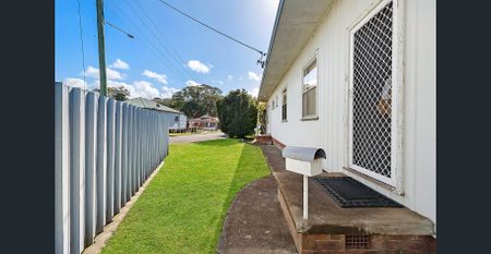 This two bedroom, one bathroom villa is in a block of only 4! - Photo 3