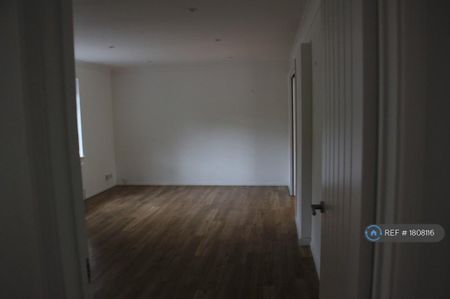 4 bedroom detached house to rent - Photo 3